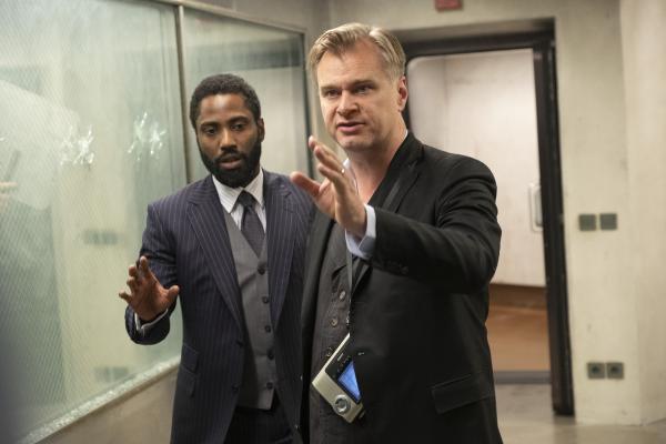 Christopher Nolan e John David Washington sul set di Tenet (2020). © Warner Bros., via BFI.