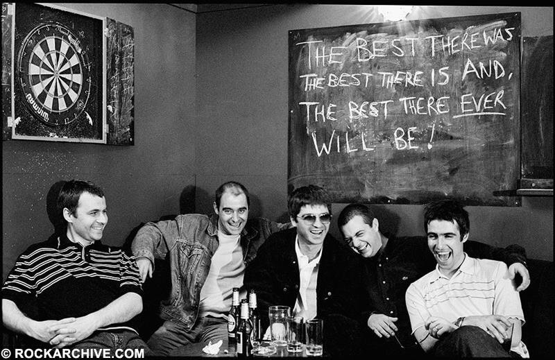 Oasis, 2 maggio 1997. Foto: Jill Furmanovsky / Rockarchive. Watermark originale conservato.