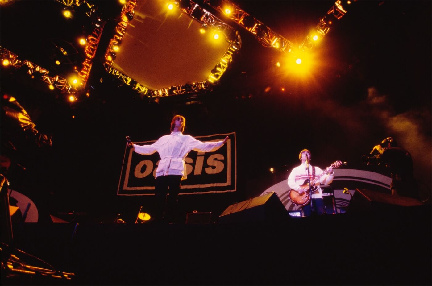 Oasis sul palco di Knebworth, 10 agosto 1996. Archivio ufficiale Oasis.