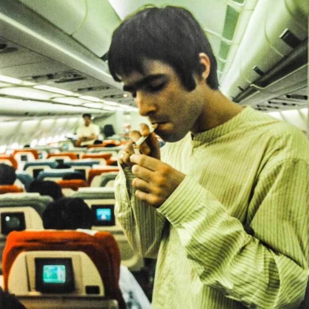 Liam Gallagher in viaggio per le date giapponesi, agosto 1995. Foto: Phil Smith, tour DJ.
