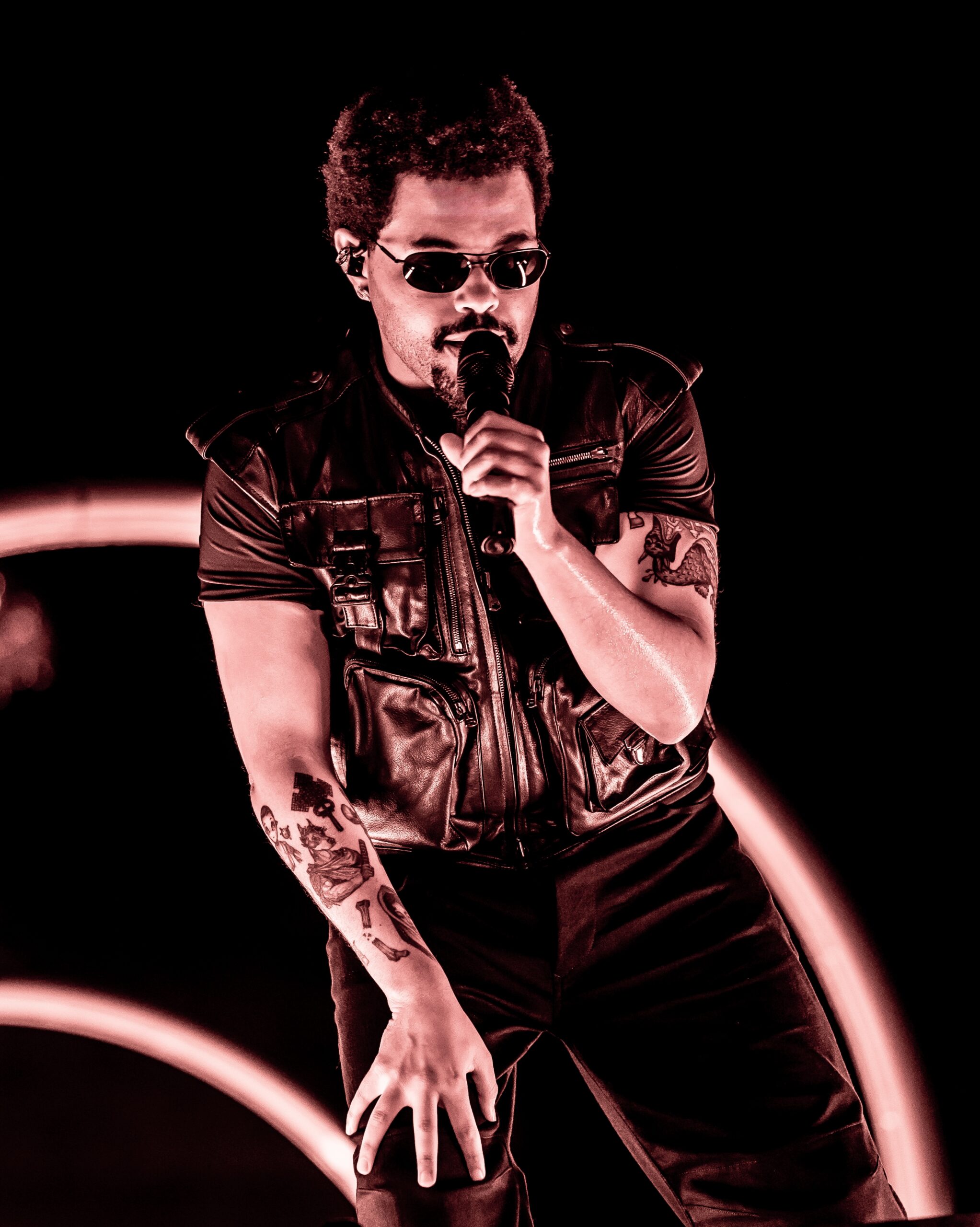 Abel Tesfaye canta senza maschera al concerto in Giappone.