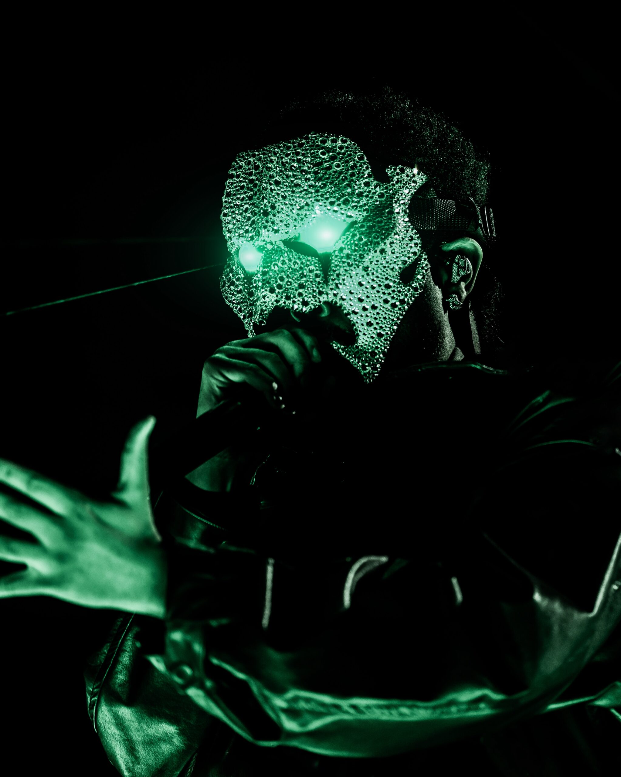The Weeknd con la maschera sul palco in Giappone.