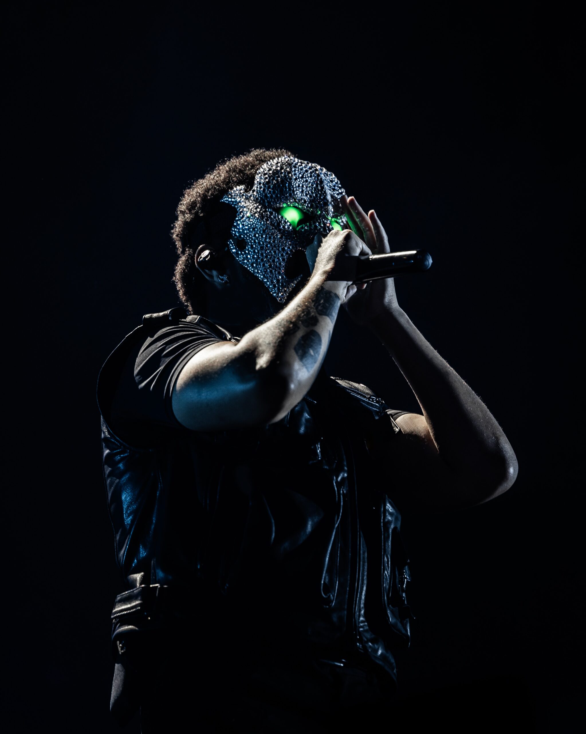 The Weeknd canta indossando la maschera durante il tour.