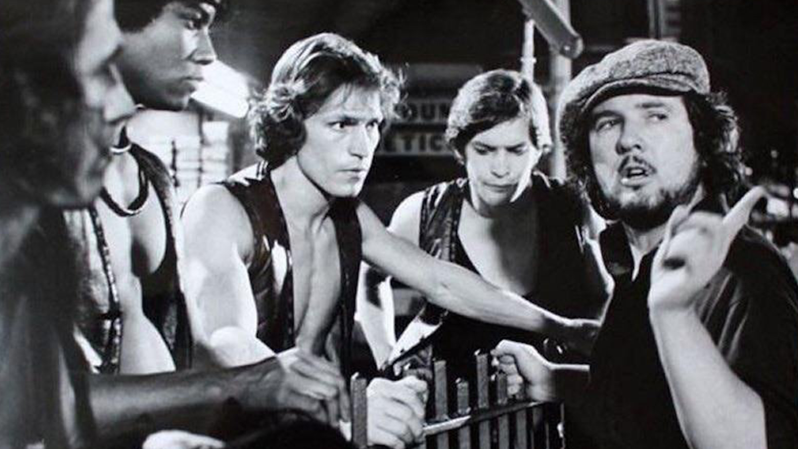 Walter Hill sul set di The Warriors (1979). Immagine d’archivio pubblicata da Metrograph; diritti dei rispettivi titolari.