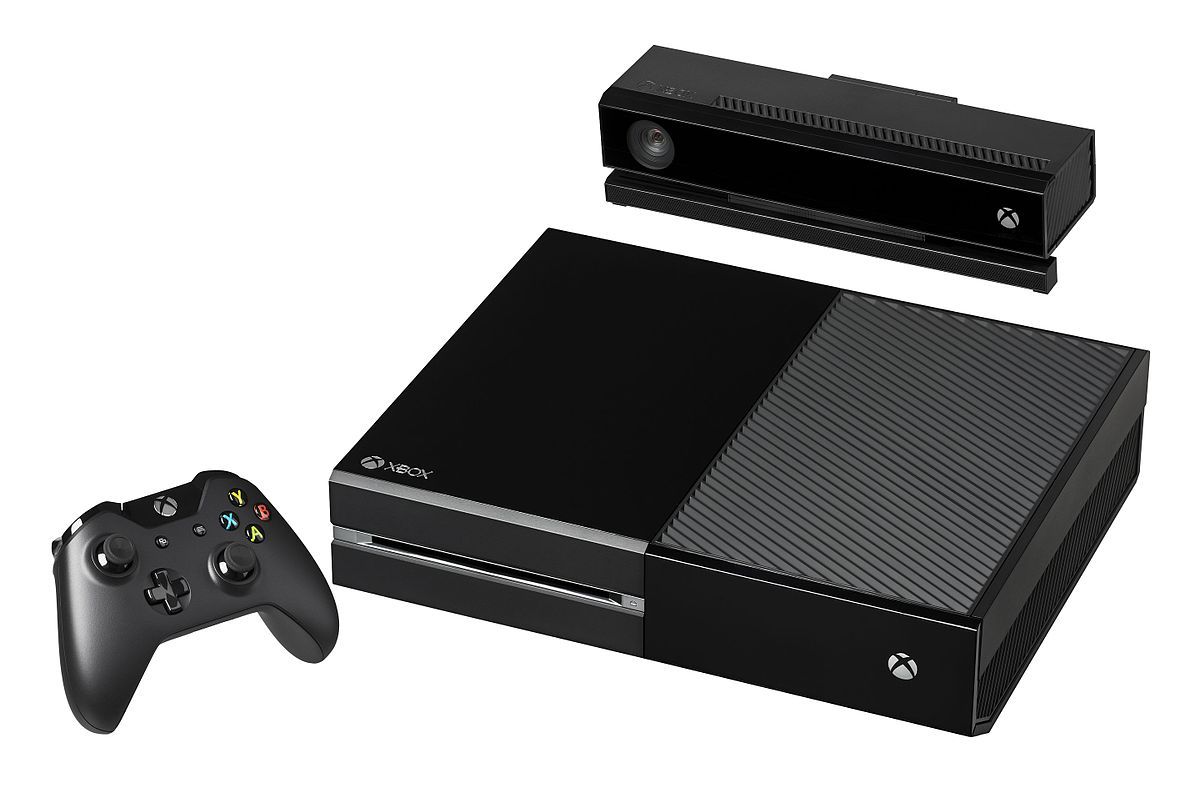 Xbox One con Kinect e controller: il progetto “all in one” del 2013. Fotografia di Evan Amos, pubblico dominio.